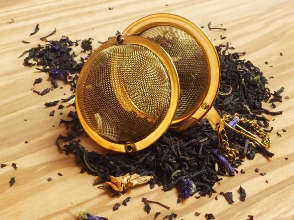 Sort grund te fra Indien og Kina. Teen er tilsat naturlig bergamot olie og jasminblomst blandet med fine rene teer så som Keemun, Darjeeling og Nilgiri.