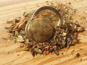 Rooibos urte te fra Sydafrika. Denne krydret chai blanding indeholder Grøn honeybush, grøn rooibos, orangestykker, kakaostykker, kanelbark, ingefærstykker, aroma, verbena urt, kardemomme, nelliker, rosa peber, vanille stykker og rosenblade.