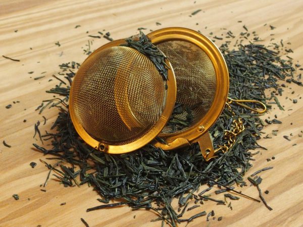 Gyokuro anses for at være en af Japans fineste teer.  Teen har et meget fint forarbejdet blad, der for den største del er Broken, hvilket i Japan er et kvalitets- og smagstegn. Smagen er let krydret med en sød græsset smag.