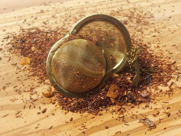 Rooibos urte te fra Sydafrika. En god kraftig smag af marcipan tilsat MANDELFLAGER. Velegnet som aften te.