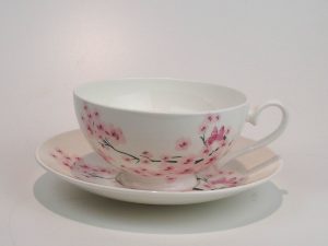 Porcelæns tekop 0,18 L med underkop med motiv af kirsebær blomster.